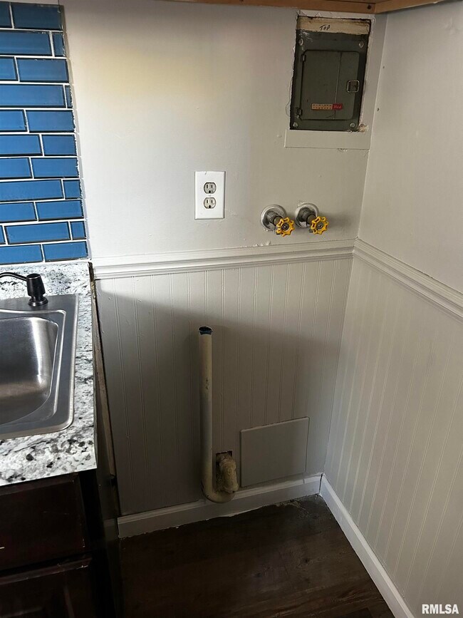 Building Photo - 2611 W Wardcliffe Dr