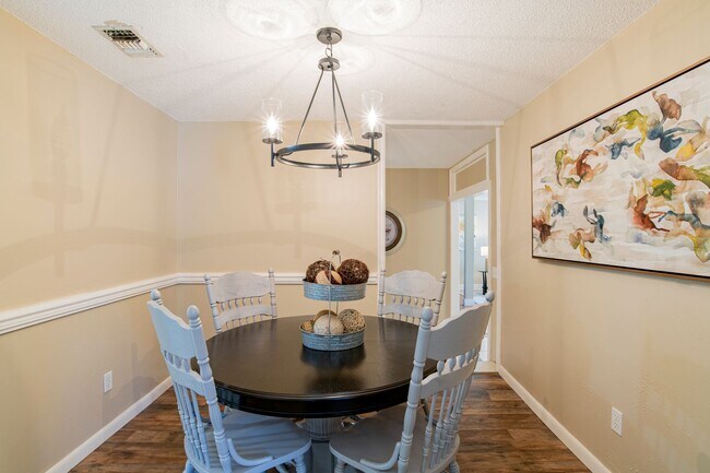Building Photo - Bright & Comfortable 3 Bed/2.5 Bath Pensac...