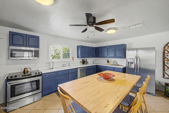 Building Photo - 1221 E Mescal St