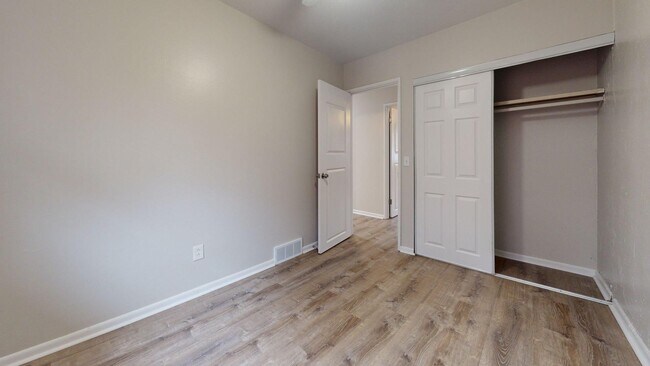 Building Photo - Elyria - updated 3 bed/1 bath townhouses for rent!