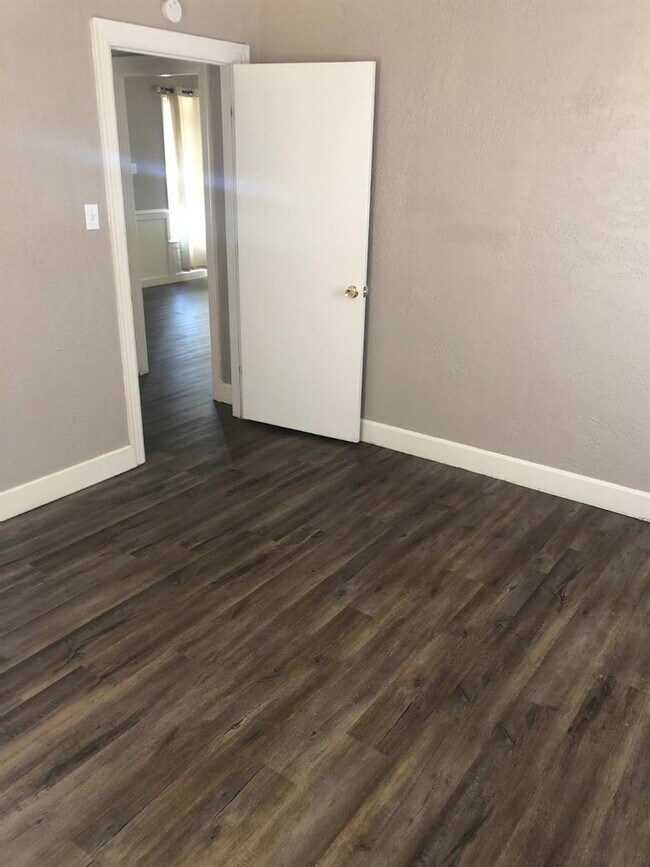 Building Photo - Pre-Leasing 2 bed 1 bath close to Texas Tech!