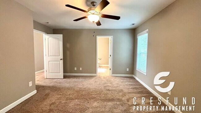 Building Photo - Spacious, Stylish & Close to It All – 3 Be...