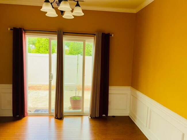 Dining space - 15656 Canmore St
