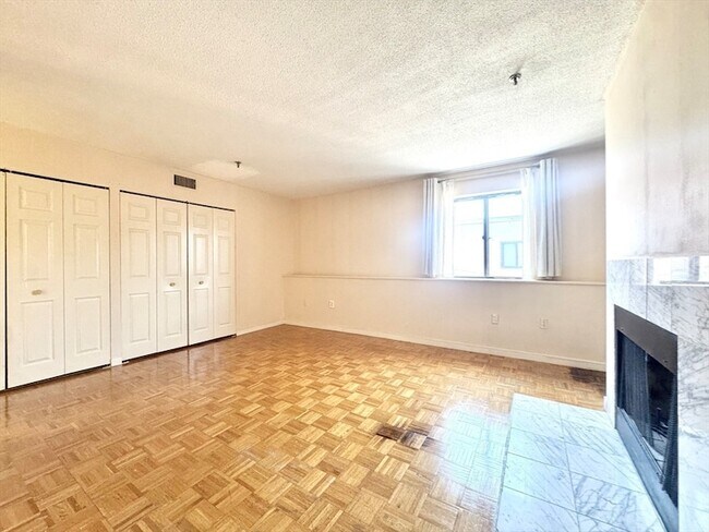 Building Photo - 147 Kelton St