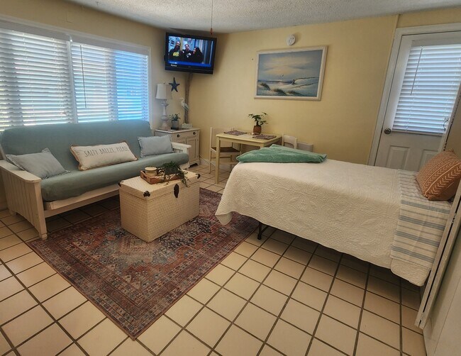 Building Photo - 483 E Shore Dr