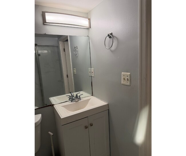Building Photo - 3445 Juneway-2 AVAILABLE $500 2