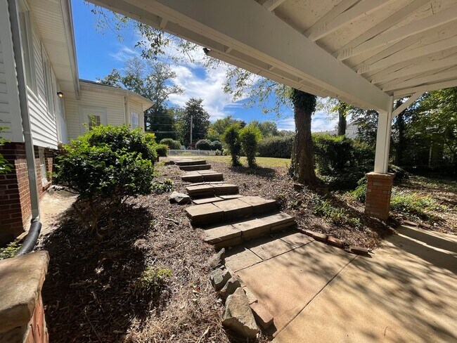 Building Photo - Updated 3/2 House in Old East Rome $2,295
