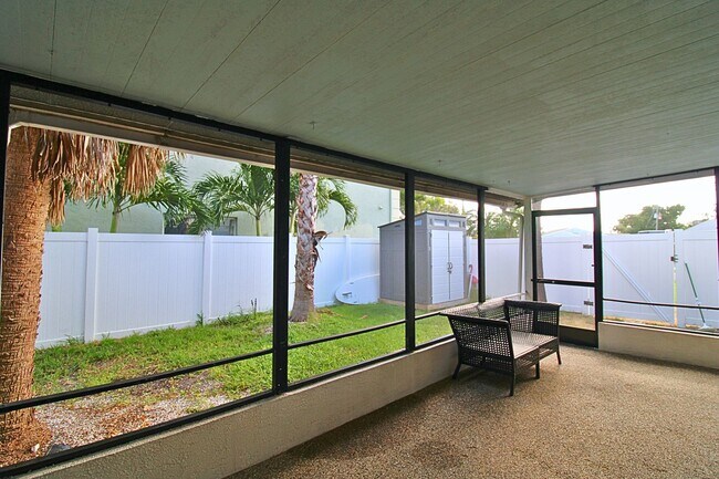 Building Photo - Steps to the Gulf! Spacious 3-Bed, 2 Bath ...