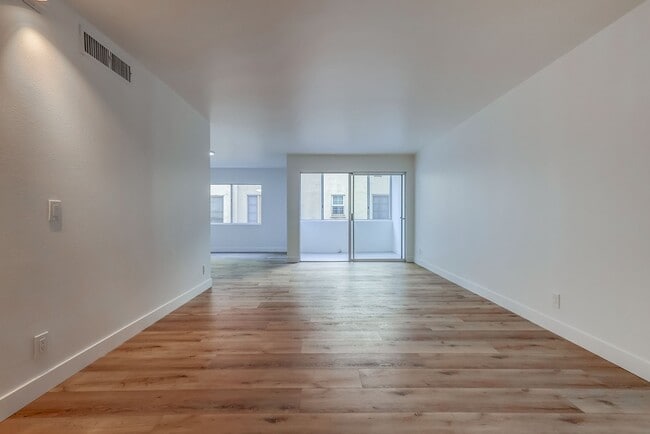 Building Photo - 435 N Oakhurst Dr