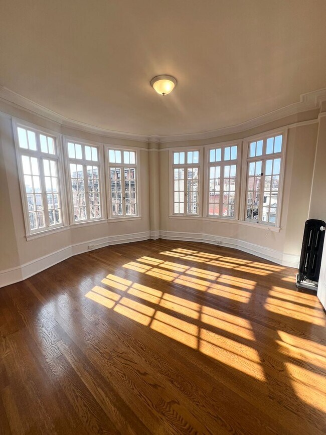 Primary Photo - Sunny Corner Unit in Nob Hill/Downtown Location