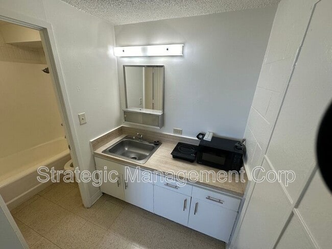 Building Photo - 1301 Lusitana St
