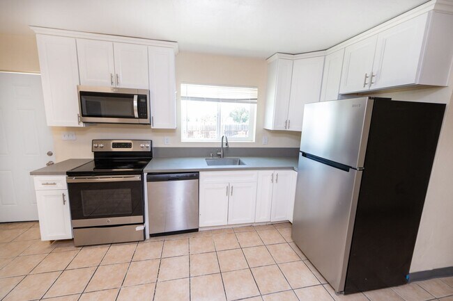 Building Photo - 5448 Encina Dr
