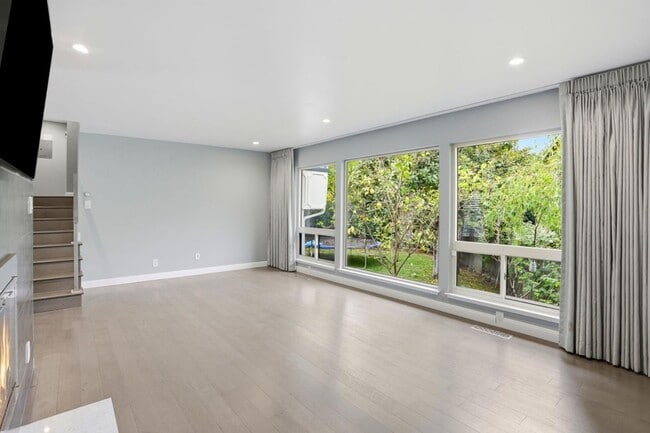 Building Photo - 2010 Santa Cruz Ave