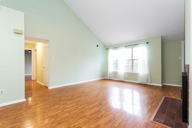 Building Photo - 654 B Woodford Lane