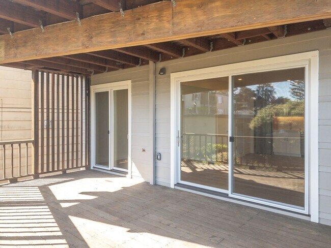 Building Photo - Stunning, Fully Remodeled Jr. 1bd/1ba! Remodeled! Private Deck! Parking! Laundry! PROGRESSIVE!