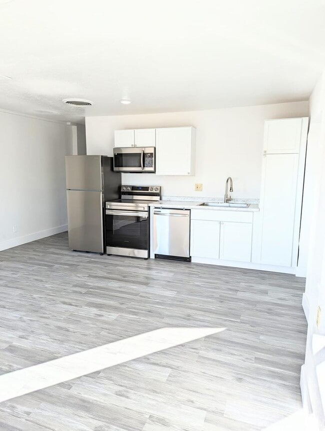 Building Photo - 127 E Fleming Ave