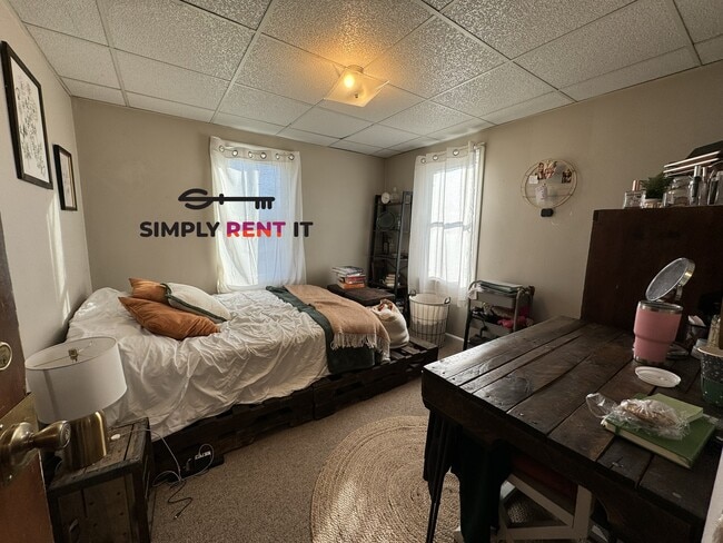 Building Photo - 4 Bedroom On Campus with Free Parking Aug ...