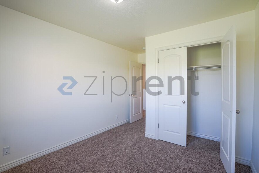 Building Photo - Unit