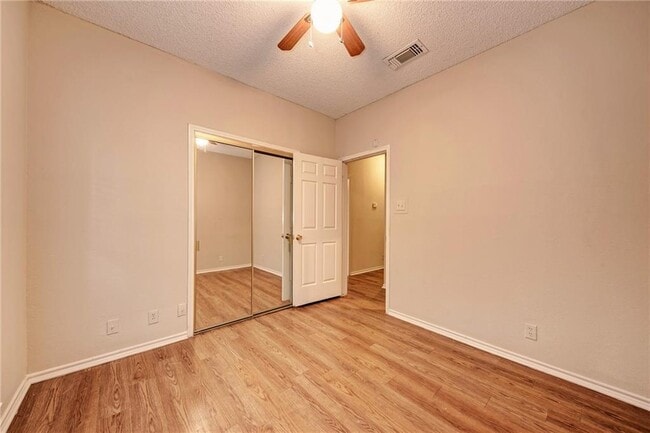 Building Photo - 914 W 26th St