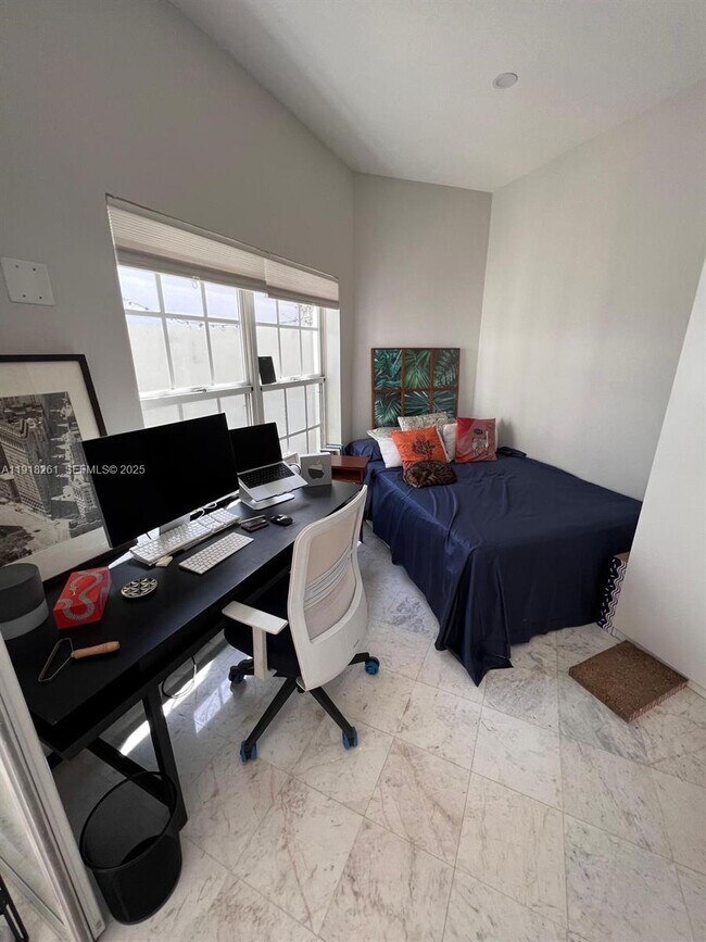 Building Photo - 3070 Allamanda St