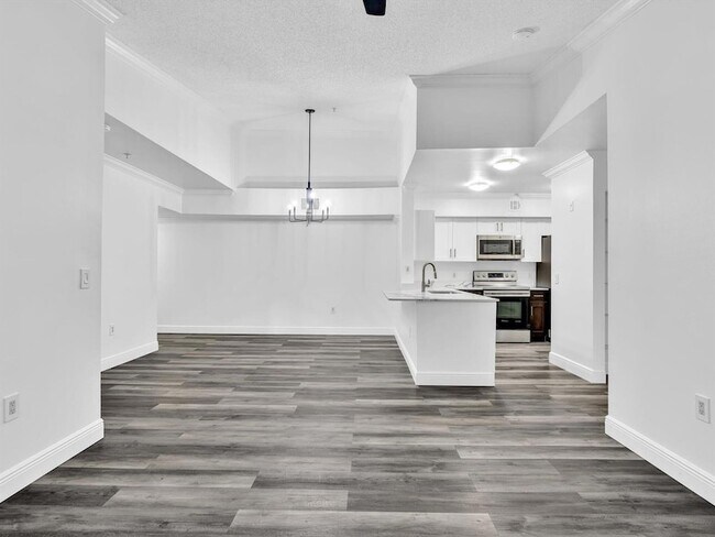 Building Photo - 2433 Centergate Dr