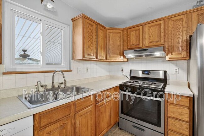 Building Photo - 535 Bardot Dr