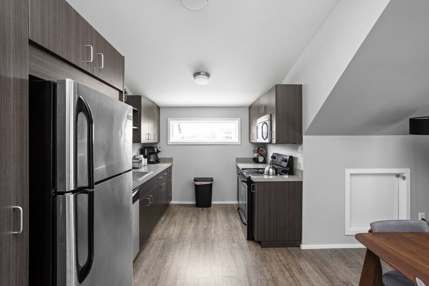 Building Photo - 1125 E 10th St