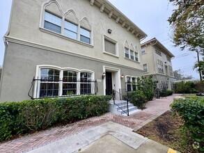 Building Photo - Updated 2 Bed 2.5 Bath Townhouse in A+ loc...