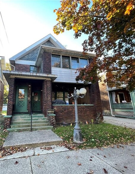 Building Photo - 911 W 9th St