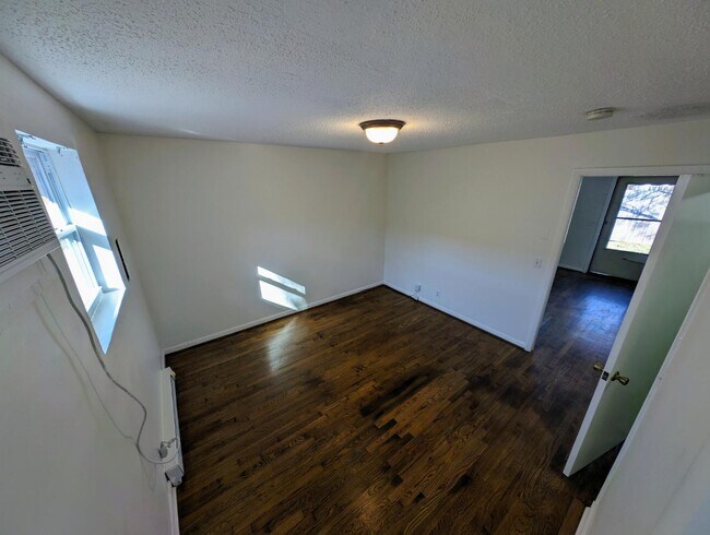 Building Photo - 905 Fatherland St