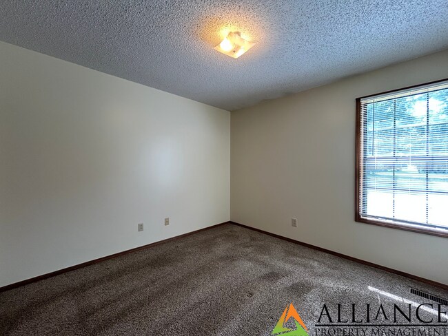 Building Photo - Willow Ln. 2313 - 15