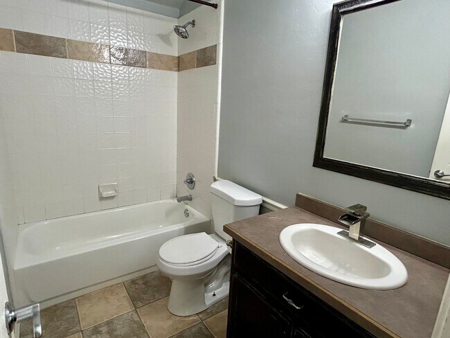 Building Photo - AVAILABLE NOW - $500 OFF FIRST FULL MONTH - Beautiful Home In Edmond School District!