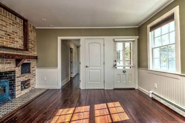 Building Photo - 1591 Huntington Turnpike