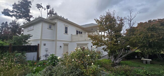 Building Photo - Beautiful Home With Incredible Views