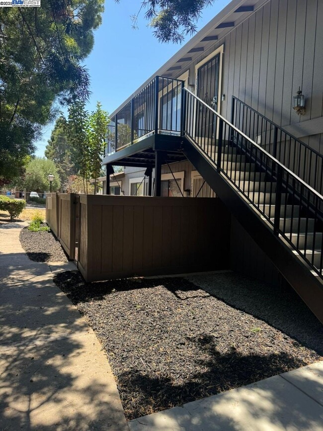 Building Photo - 205 Ladera Plaza