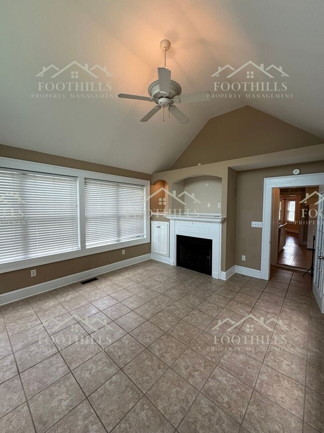 Building Photo - Beautifully updated cottage! 3-Bedroom/2-B...