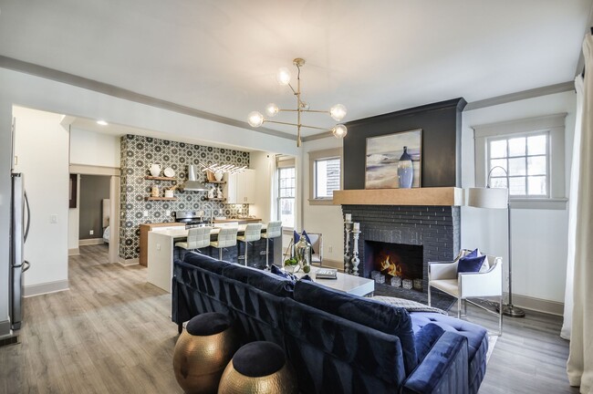 Building Photo - Spacious Renovated 1/1 Midtown Condo Walki...