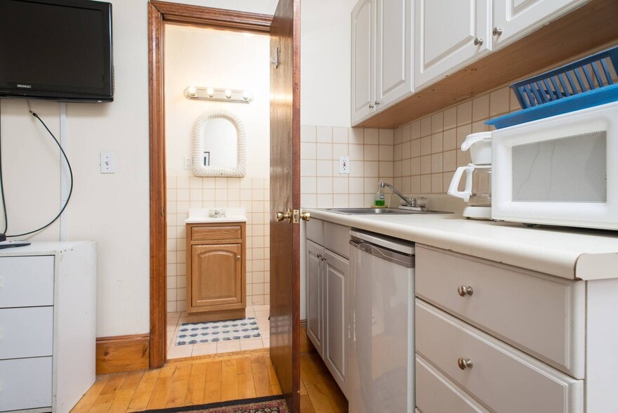 Building Photo - 46 Linden St