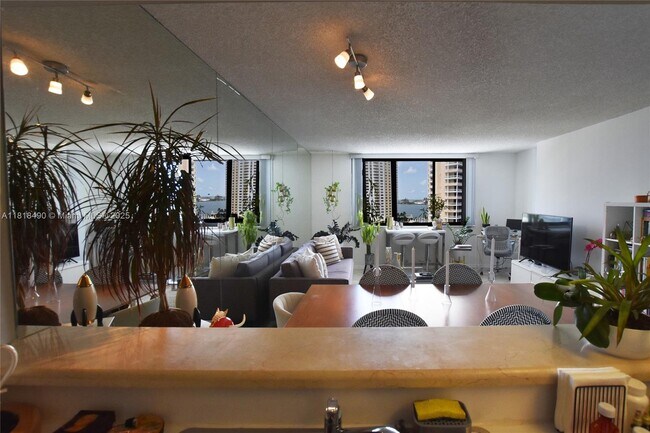 Building Photo - 540 Brickell Key Dr