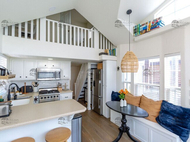 Building Photo - Steps to the sand in Encinitas, your two b...