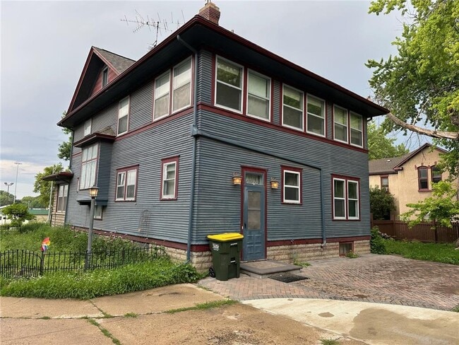 Building Photo - 216 Litchfield Ave SE