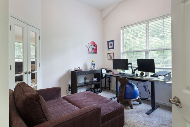 Building Photo - Gorgeous 3/2 Top Floor Condo w/ Private Vi...