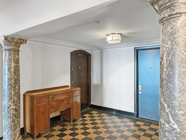 Building Photo - 1205 W Sherwin Ave