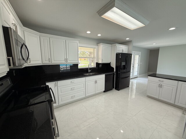 Building Photo - Remodeled Pool Home Located in the Very De...