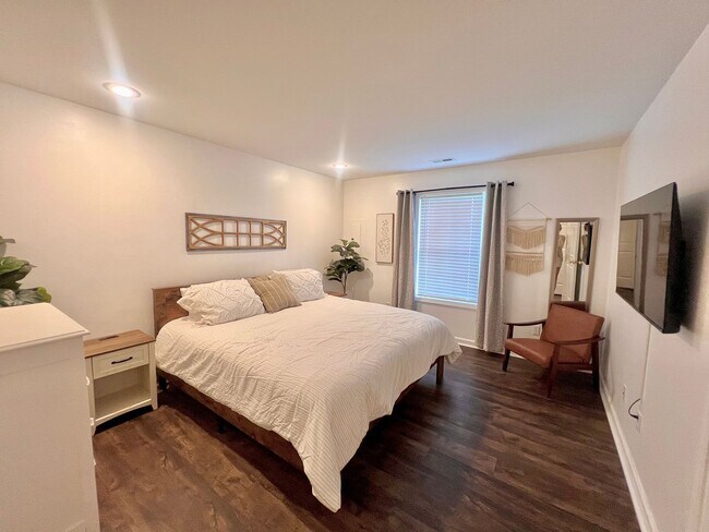 Building Photo - 707 Bagwell Ct