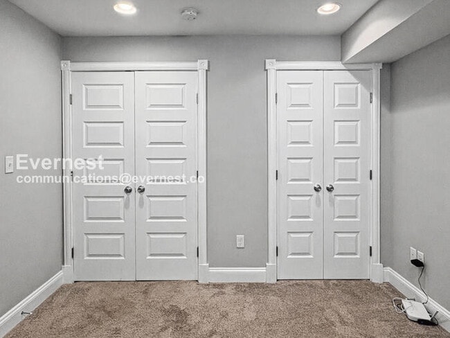 Building Photo - 4 Bed/3 Bath Townhome with In-Unit Laundry / Available Now!