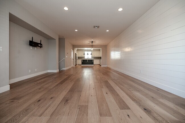 Building Photo - 196 E Main Ave