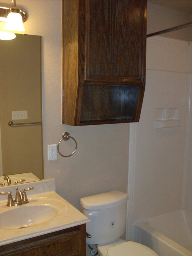 Building Photo - Beautiful 3 bed/2 bath Duplex off of Bunny Trail