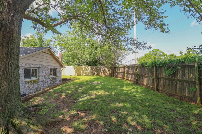 Building Photo - 4 Bedroom Home Available For Immediate Mov...