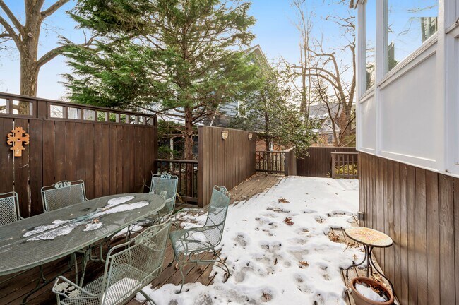 Building Photo - 5325 Chevy Chase Pky NW